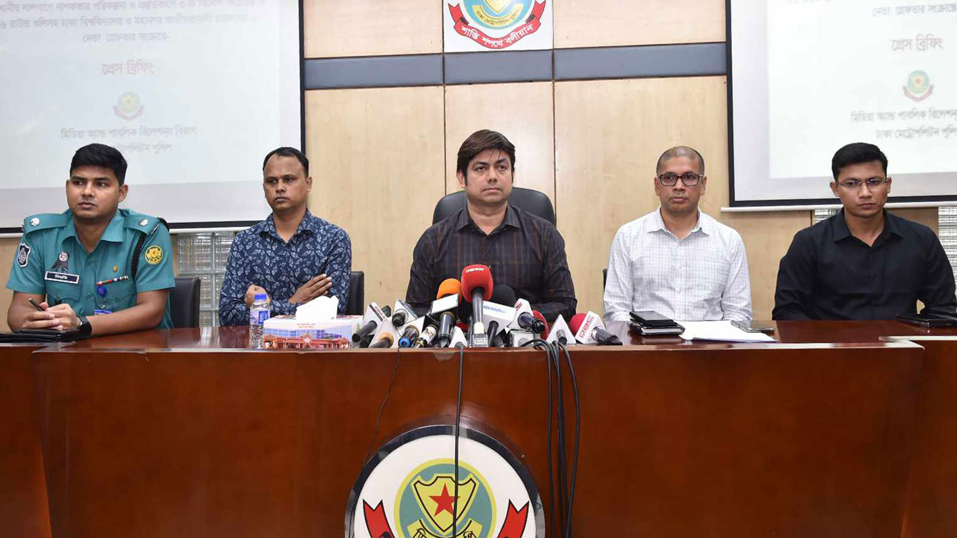 অস্ত্রসহ ছাত্রদলের ৬ নেতা গ্রেপ্তার, ক্ষমতাসীন দলের নেতাকর্মীর হাতে অস্ত্র, প্রশ্নের জবাব দিল না ডিবি