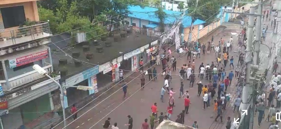 হবিগঞ্জে আ. লীগ-বিএনপি সংঘর্ষে পুলিশের রাবার বুলেট-টিয়ারশেল, আহত শতাধিক