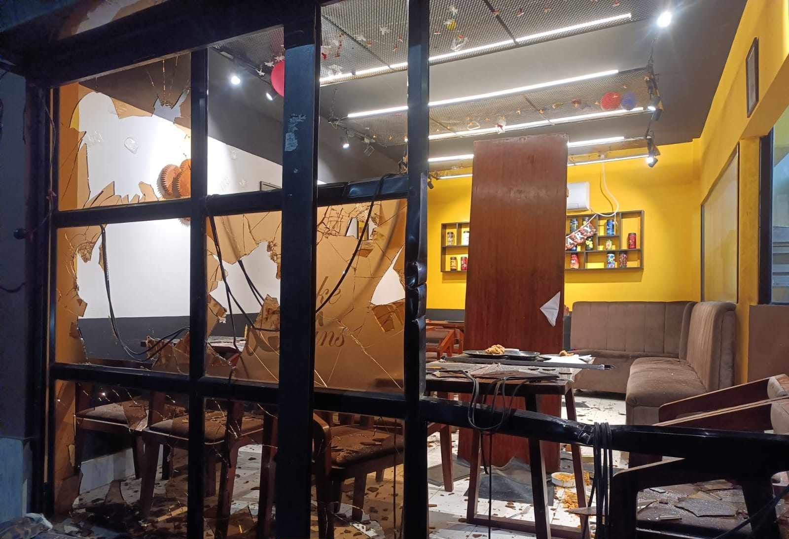 ধারালো অস্ত্র নিয়ে হঠাৎ একদল তরুণের হামলা-ভাঙচুর, ধন্দে পুলিশ