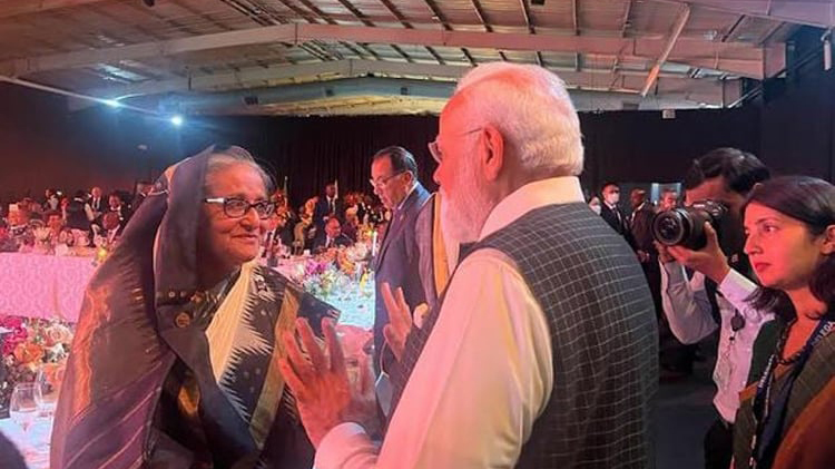 জোহানেসবার্গে নৈশভোজে শেখ হাসিনাকে শুভেচ্ছা জানাতে তার কাছে গেলেন মোদি