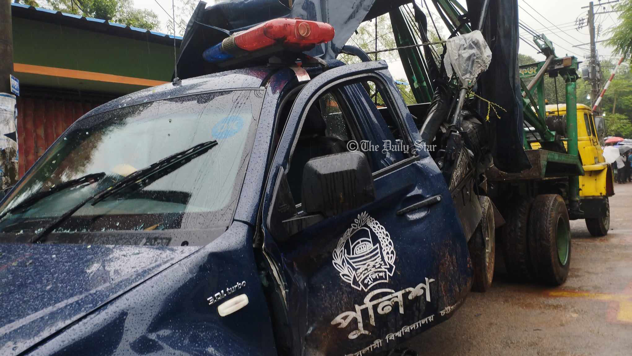 সীতাকুণ্ডে পুলিশ ভ্যানে ট্রেনের ধাক্কায় ৩ পুলিশ সদস্য নিহত