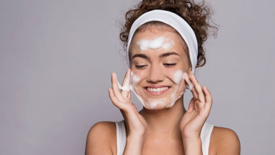 ডাবল ক্লিনজিং কী, কেন করবেন