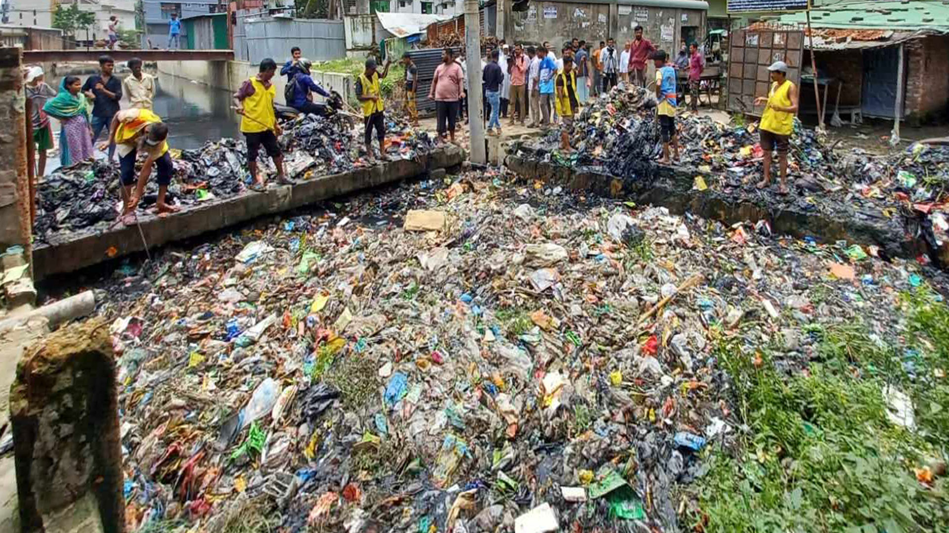 ১৯ ঘণ্টায় সন্ধান মেলেনি ড্রেনে পড়ে নিখোঁজ ১০ বছরের শিশু আলিফের