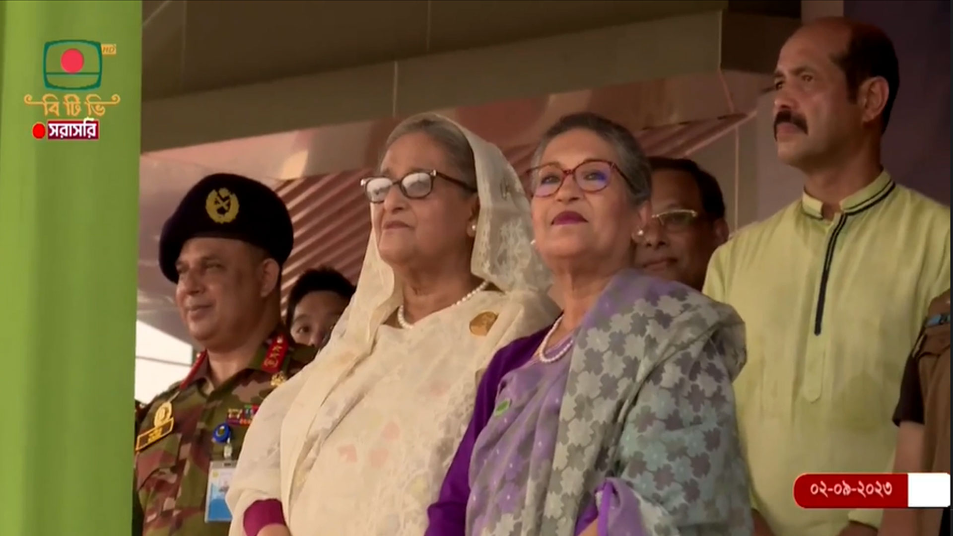 প্রথম যাত্রী হিসেবে টোল দিয়ে এক্সপ্রেসওয়ের উদ্বোধন করলেন প্রধানমন্ত্রী শেখ হাসিনা