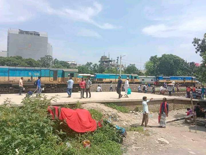 ৫ ঘণ্টা বন্ধ থাকার পর দুপুর আড়াইটায় জয়দেবপুর জংশনে ট্রেন চলাচল শুরু