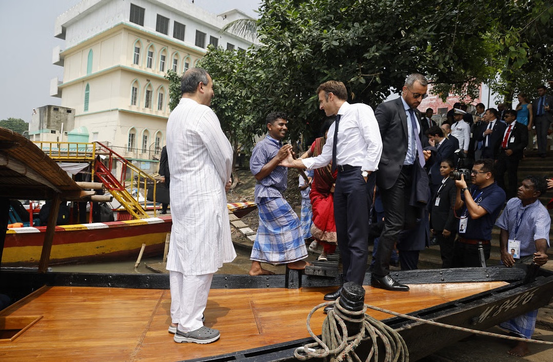 তুরাগে নৌভ্রমণে ফ্রান্সের প্রেসিডেন্ট