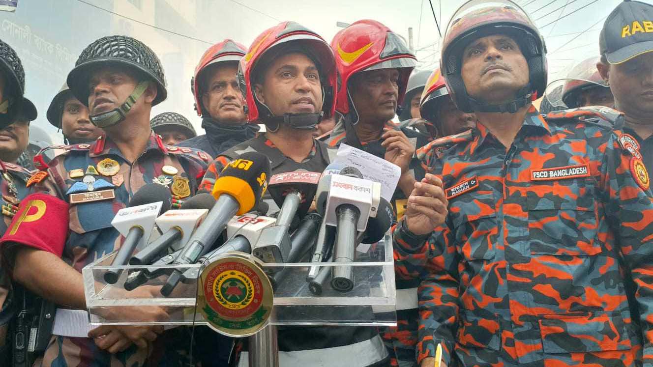 ‘আগুন নেভানোয় সবচেয়ে বেশি বেগ পেতে হয়েছে পানি ও উৎসুক জনতা নিয়ে’