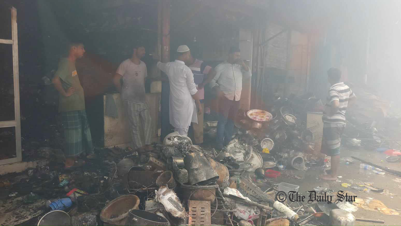 আগুন নিয়ন্ত্রণে এলেও এখনো ধোঁয়াচ্ছন্ন পুরো এলাকা