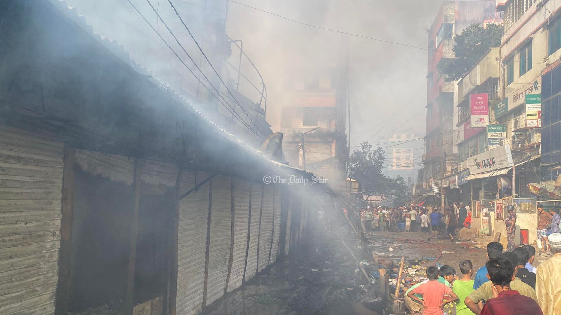 কৃষি মার্কেটে দোকানের ভেতর এখনো আগুন, ধোঁয়ায় আচ্ছন্ন পুরো এলাকা