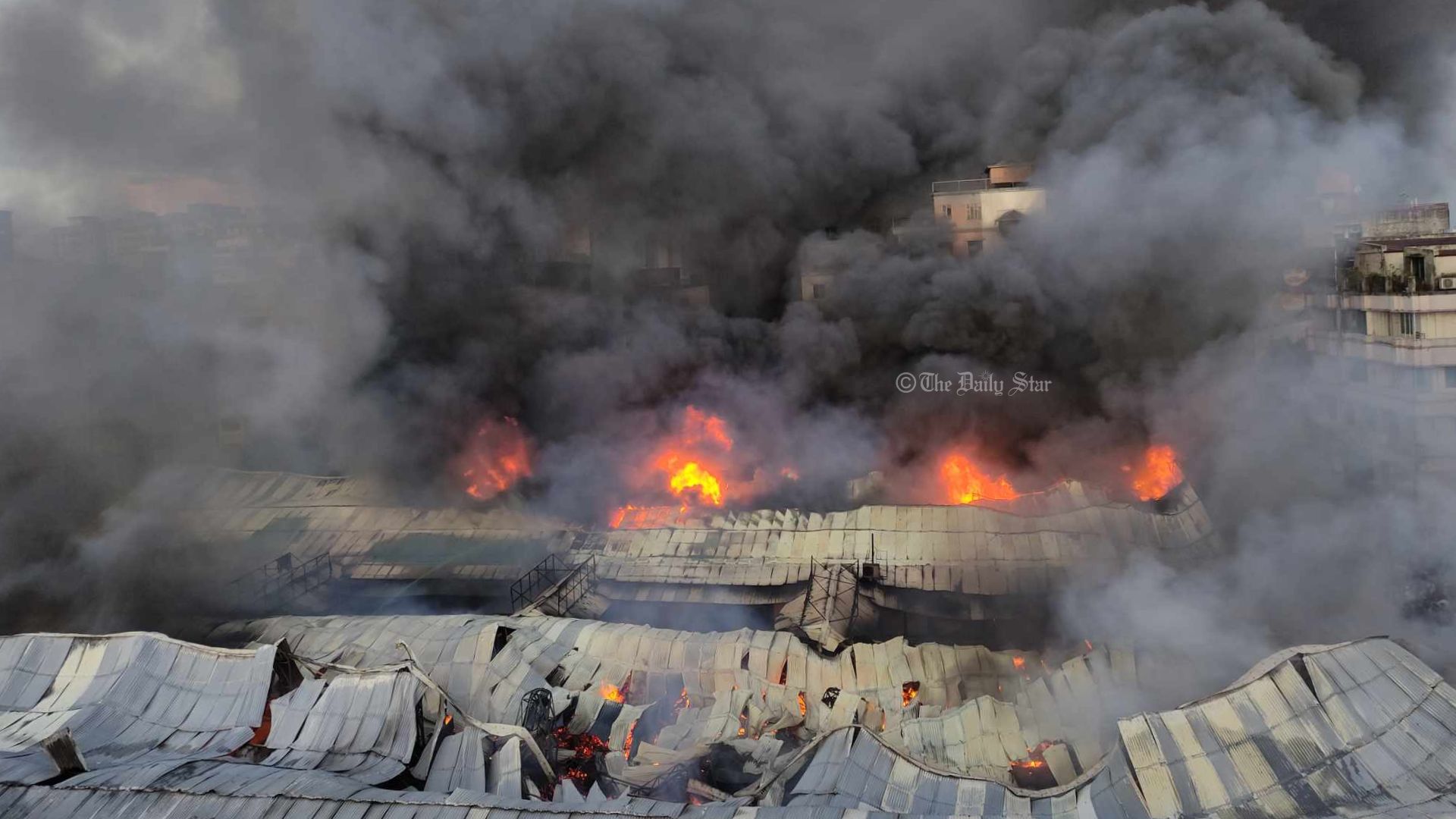 মোহাম্মদপুর কৃষি মার্কেটে ভয়াবহ আগুন, নিয়ন্ত্রণে ১৭ ইউনিট