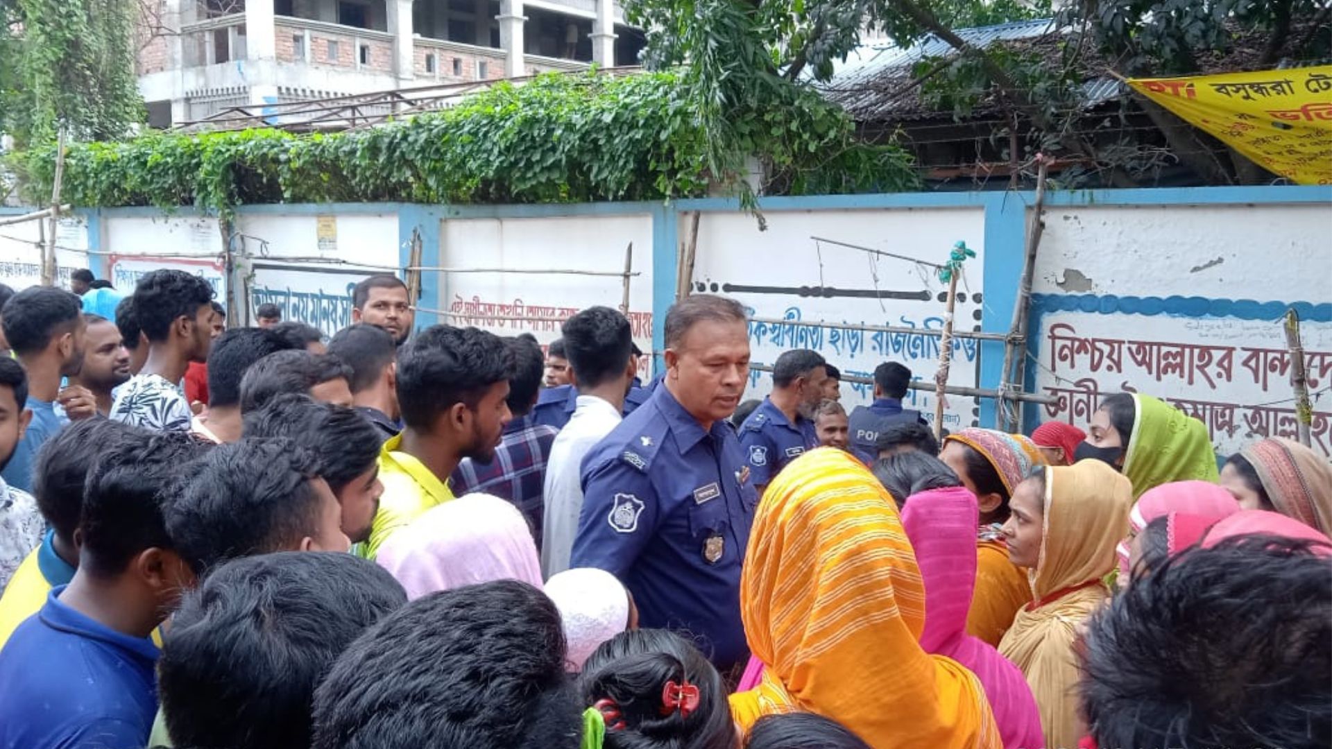 বকেয়ার দাবিতে শ্রমিক বিক্ষোভ, টিআরজেড পোশাক কারখানা বন্ধ