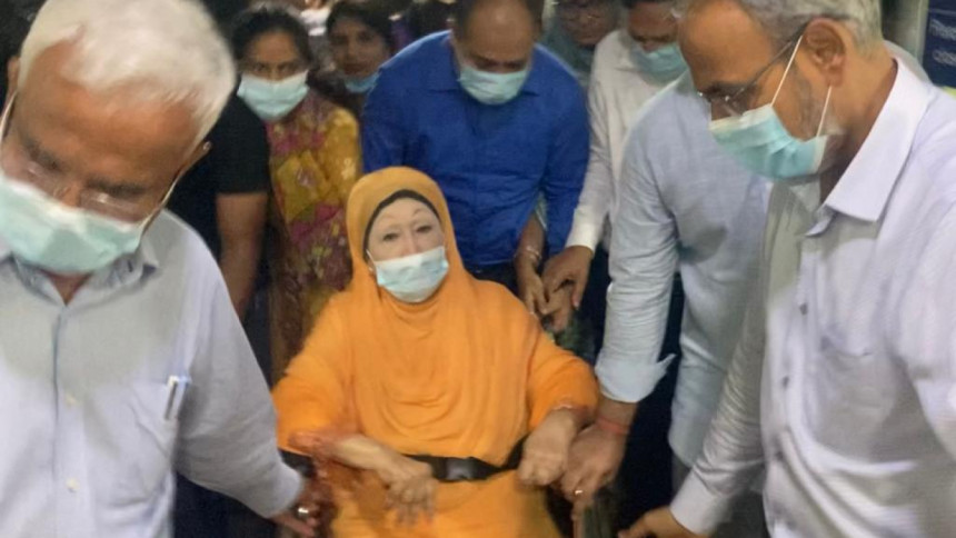 খালেদা জিয়াকে কেবিন থেকে সিসিইউতে স্থানান্তর