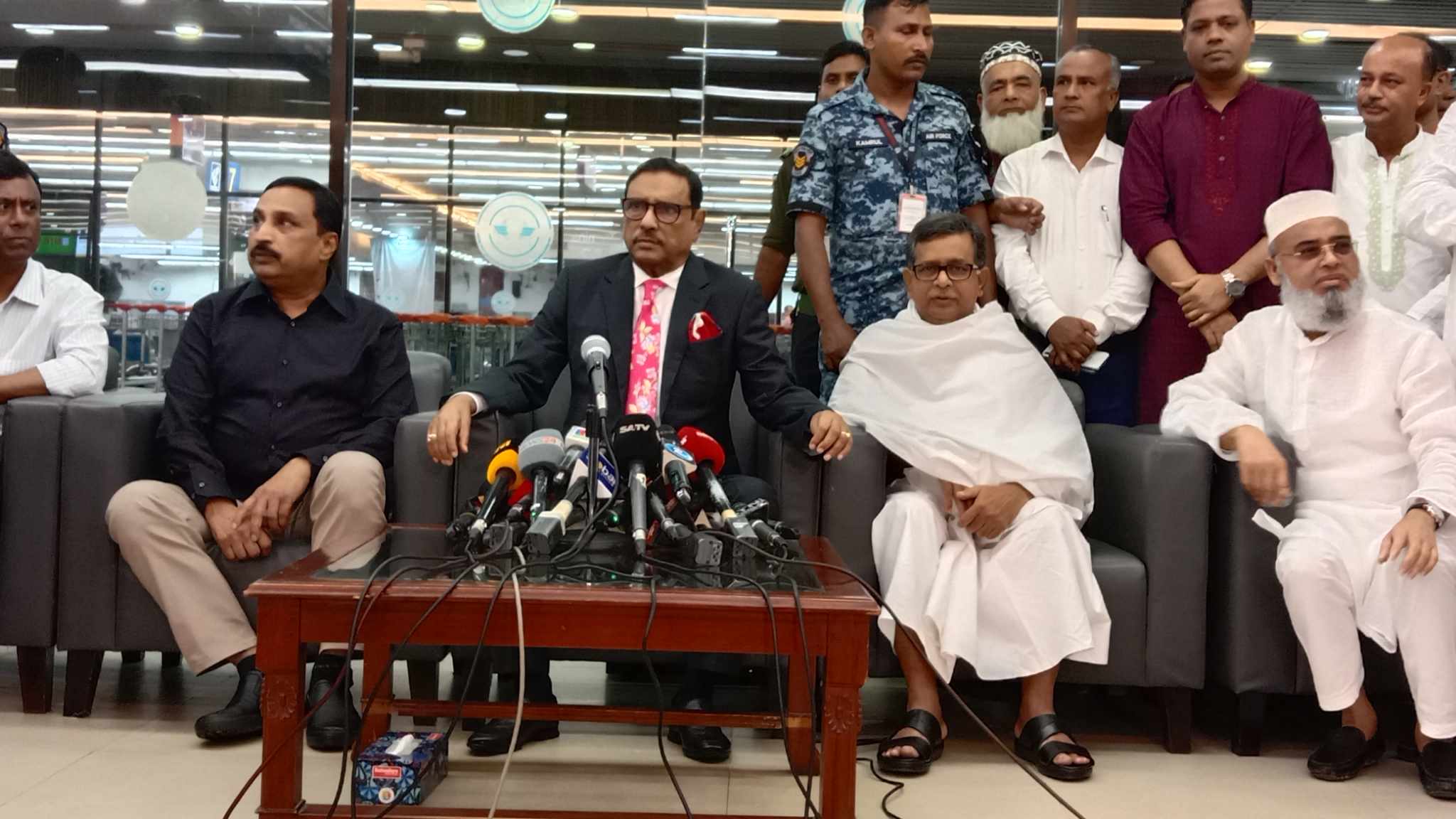 ‘দুই সেলফিতে রাজনীতির সব ফয়সালা হয়ে গেছে, ভিসা নীতির পরোয়া করে না সরকার’