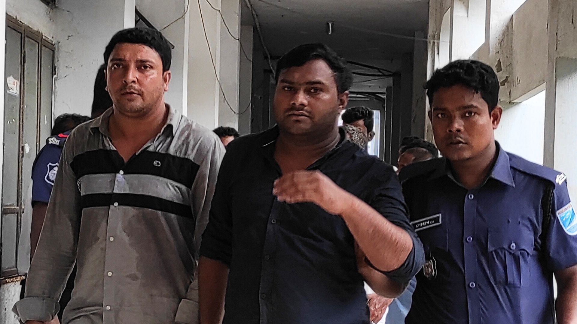 ‘র‍্যাব পরিচয়ে’ ছিনতাইয়ের অভিযোগে পৌর ছাত্রলীগ সভাপতি-সাধারণ সম্পাদক গ্রেপ্তার