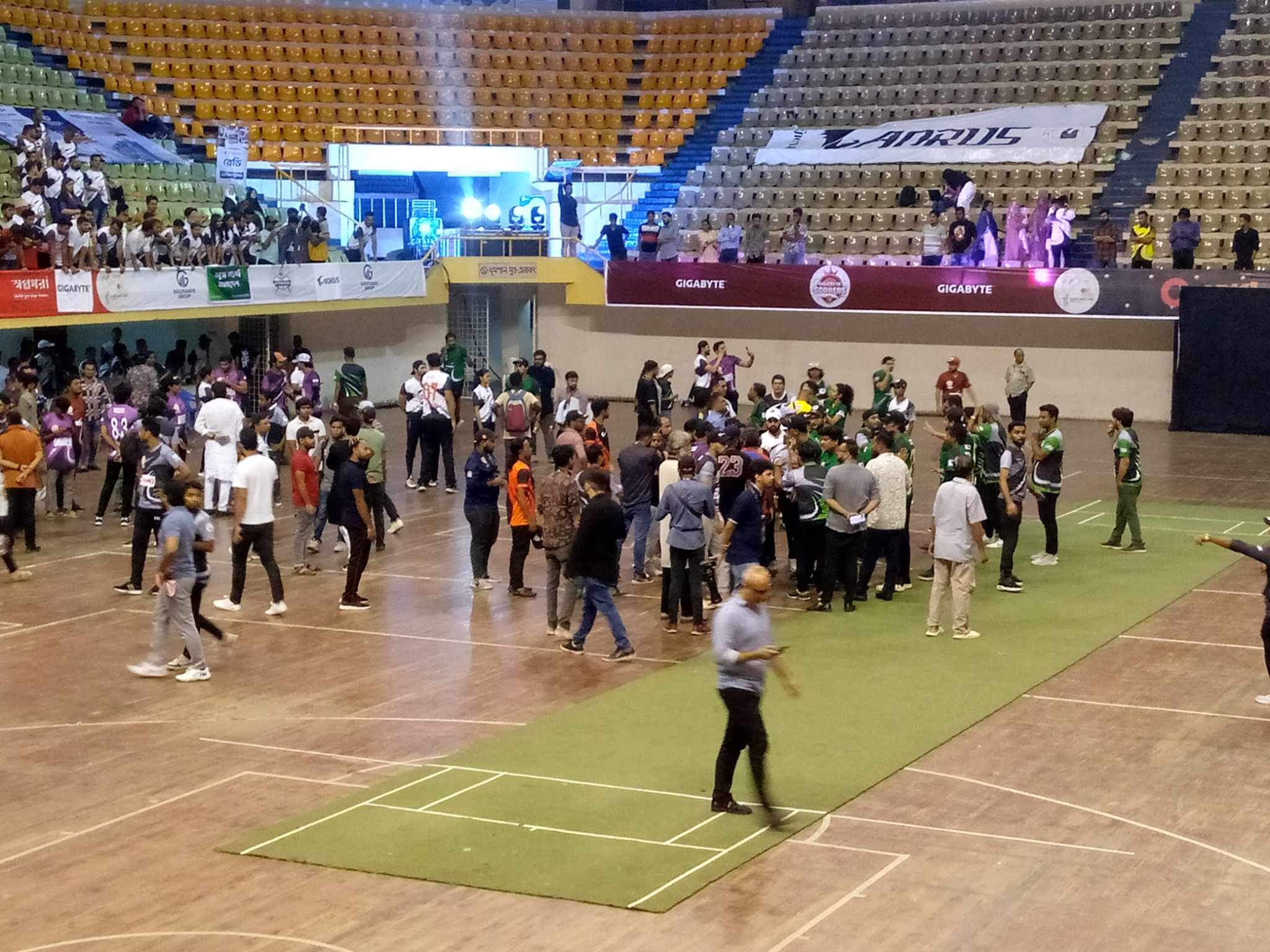 সেলিব্রিটি ক্রিকেট লিগে ‘স্লেজিং’, ২ দলের খেলোয়াড়দের হাতাহাতি