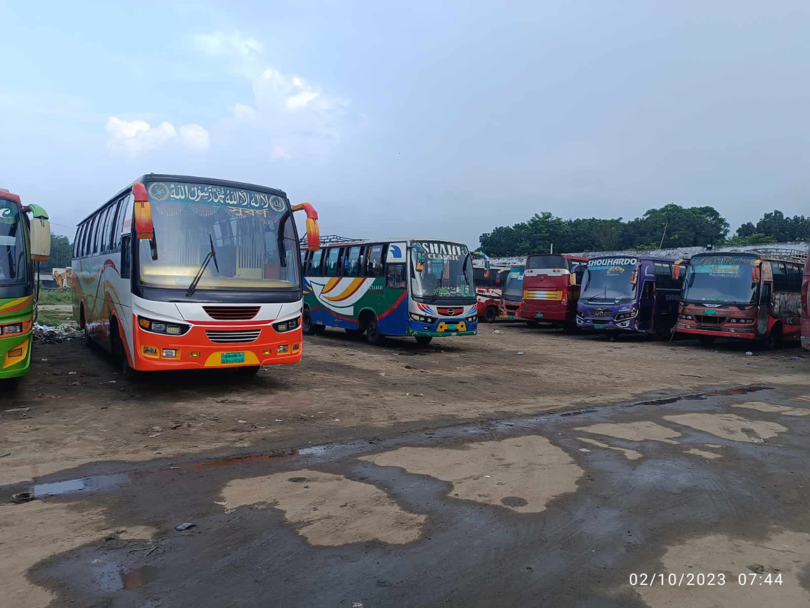 ঢাকা-রাজবাড়ী রুটে বাস চলাচল বন্ধ