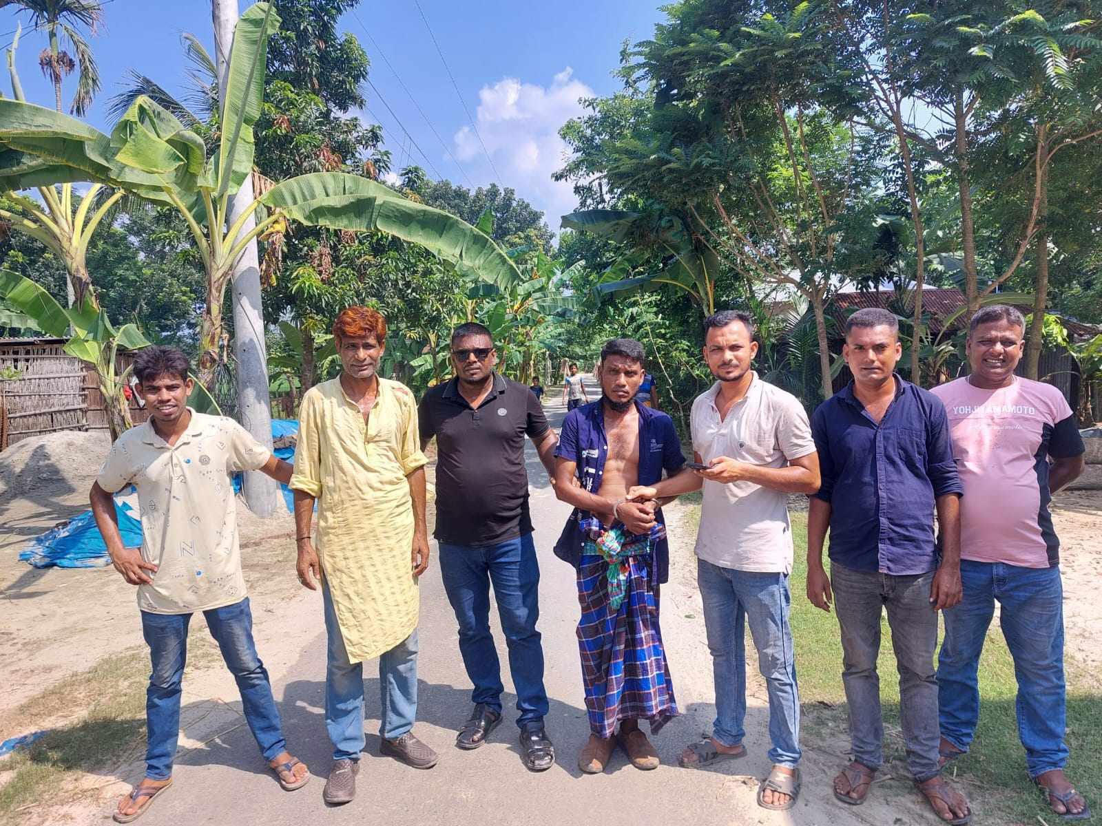 নাটোরে পুলিশের সঙ্গে আসামি ধরার অভিযানে তালিকাভুক্ত সন্ত্রাসী