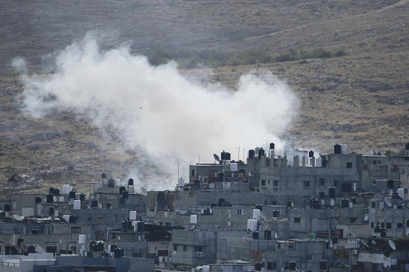 পশ্চিম তীরে বিমান হামলা চালাল ইসরায়েল, দক্ষিণ লেবানন থেকে রকেট ছুড়ল হামাস