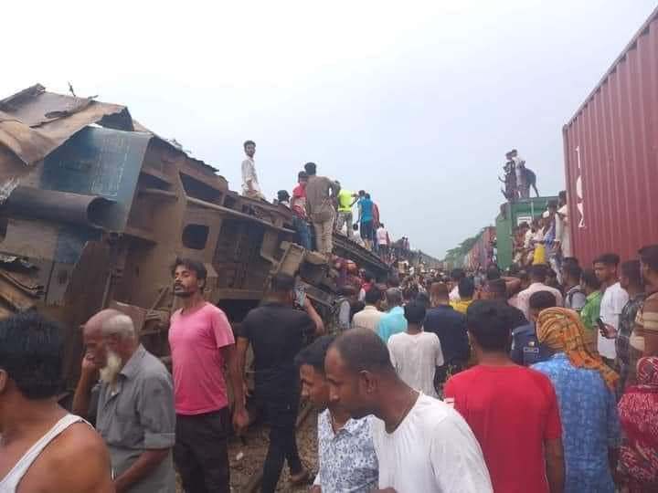 ভৈরবে যাত্রীবাহী ট্রেনের পেছন দিকে মালবাহী ট্রেনের ধাক্কা, নিহত অন্তত ১৭