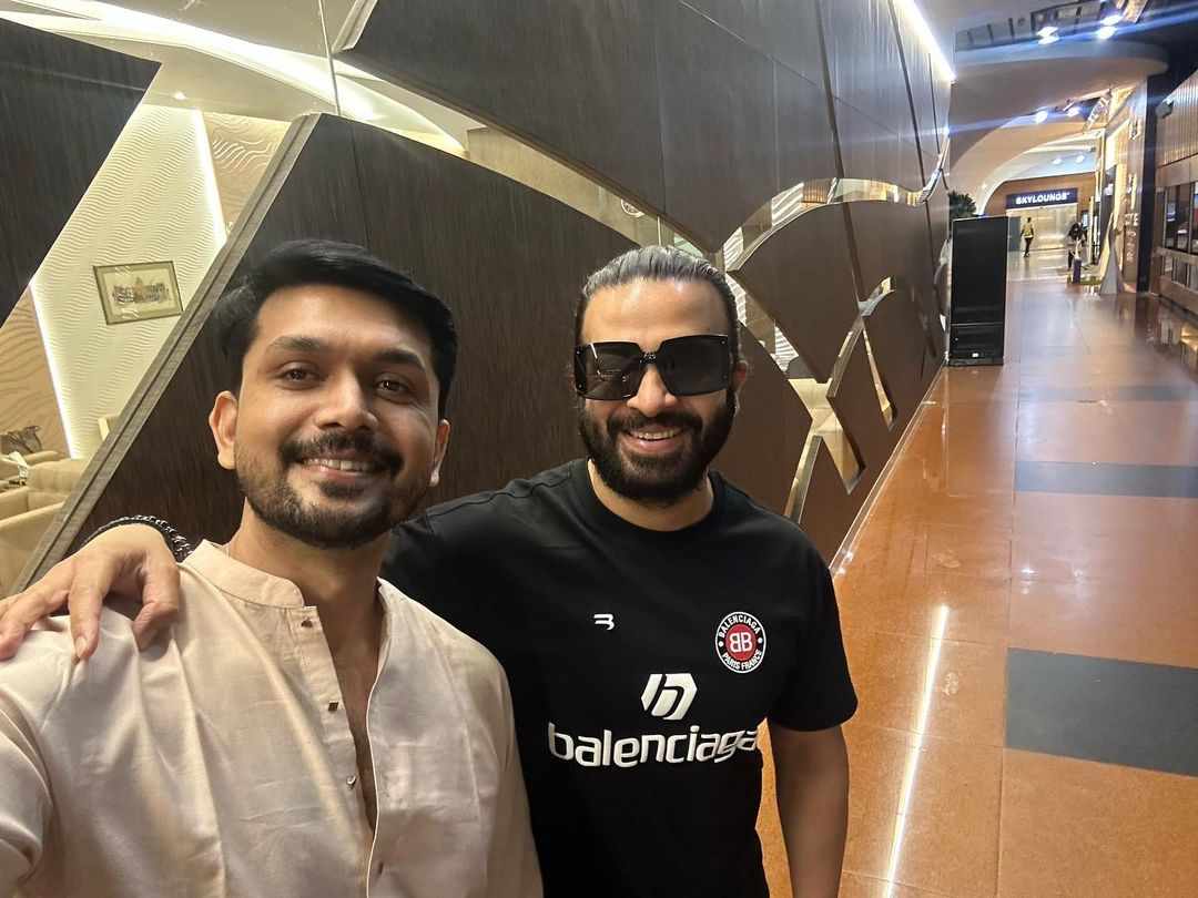 বিমানবন্দরে হঠাৎ দেখা শাকিব খান-আরিফিন শুভর