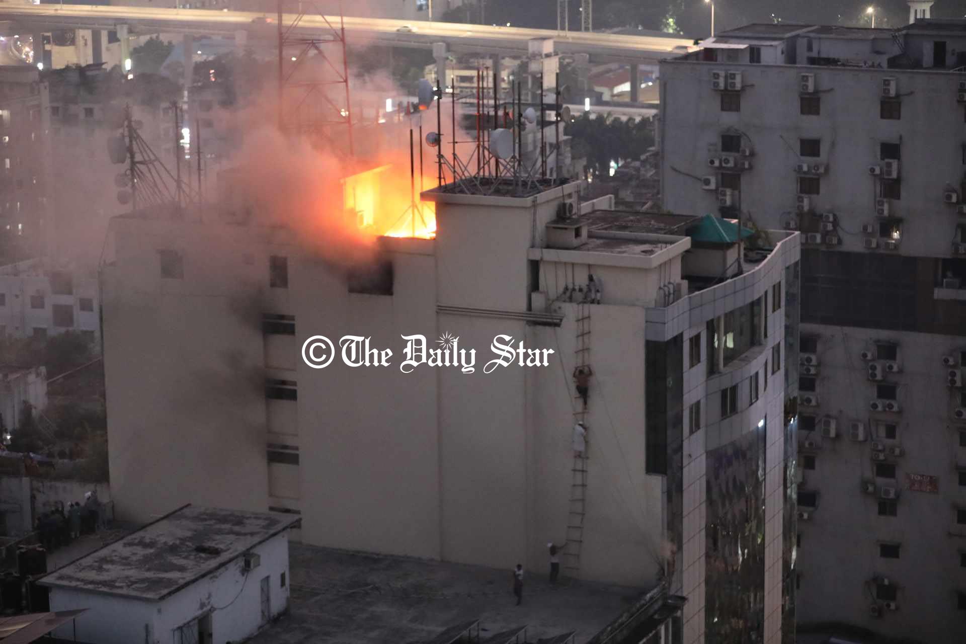 রাজধানীর খাজা টাওয়ারে অগ্নিকাণ্ডে ইন্টারনেট সেবা ব্যাহত