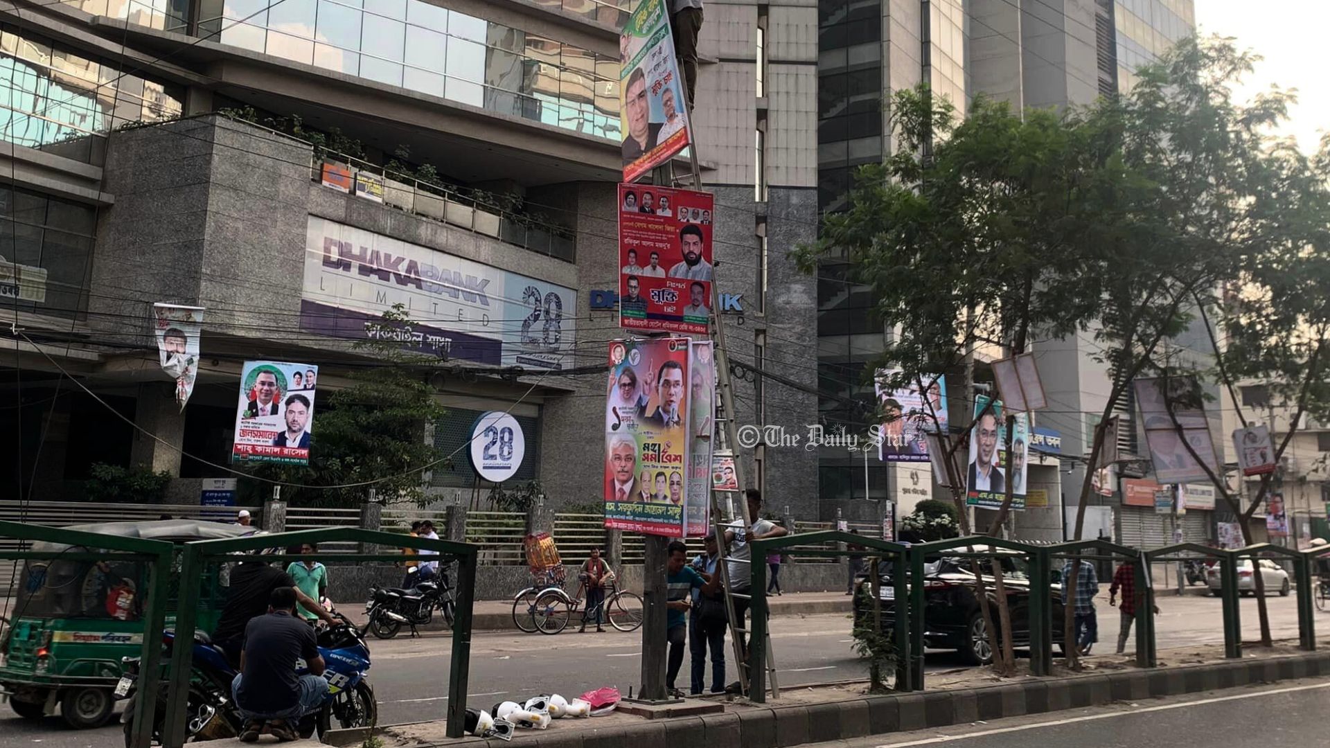 নয়াপল্টনে সিসিটিভি ক্যামেরা বসাচ্ছে পুলিশ