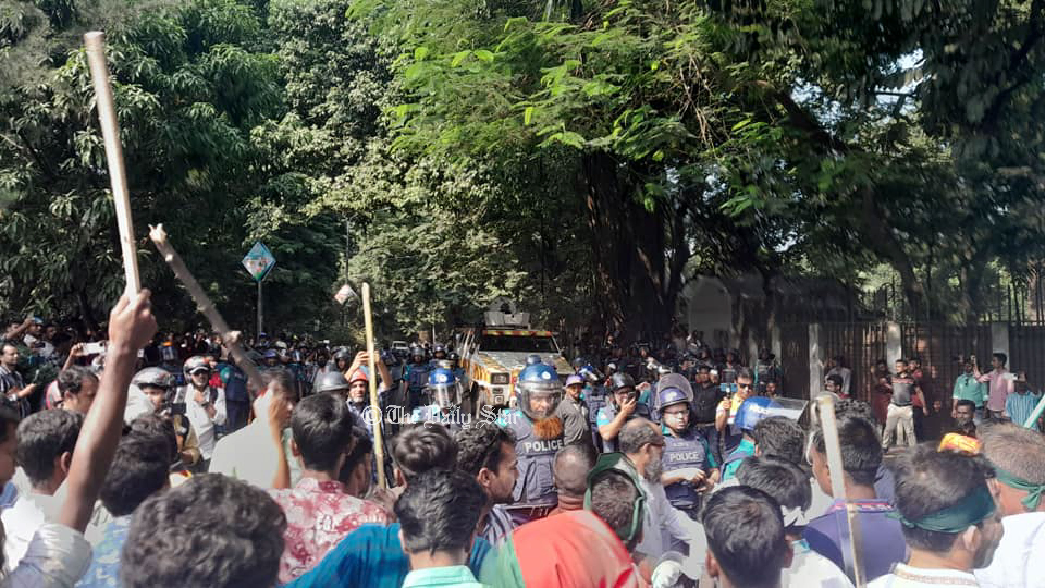 কাকরাইল মোড়ে ইটপাটকেল, সাউন্ড গ্রেনেড, টিয়ারশেল: পুলিশ-বিএনপি সংঘর্ষ