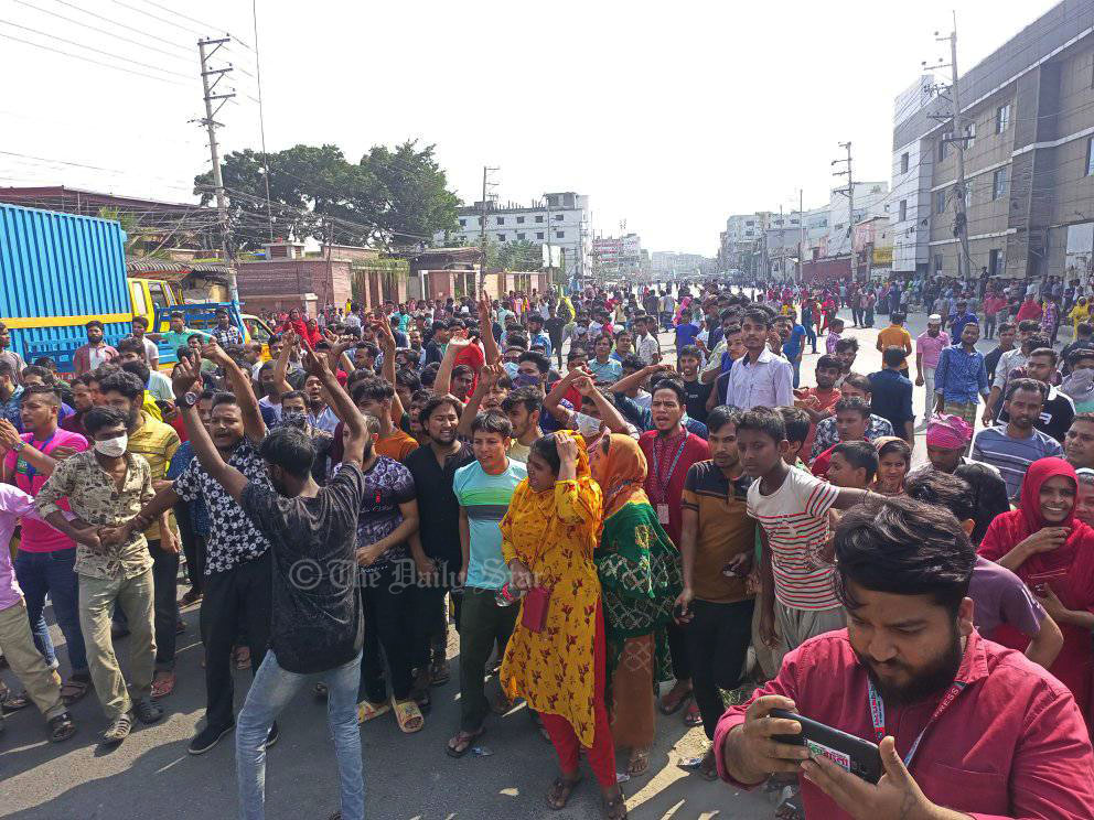 সর্বনিম্ন ২৩ হাজার টাকা বেতন দাবিতে ঢাকা-ময়মনসিংহ মহাসড়কে শ্রমিক বিক্ষোভ