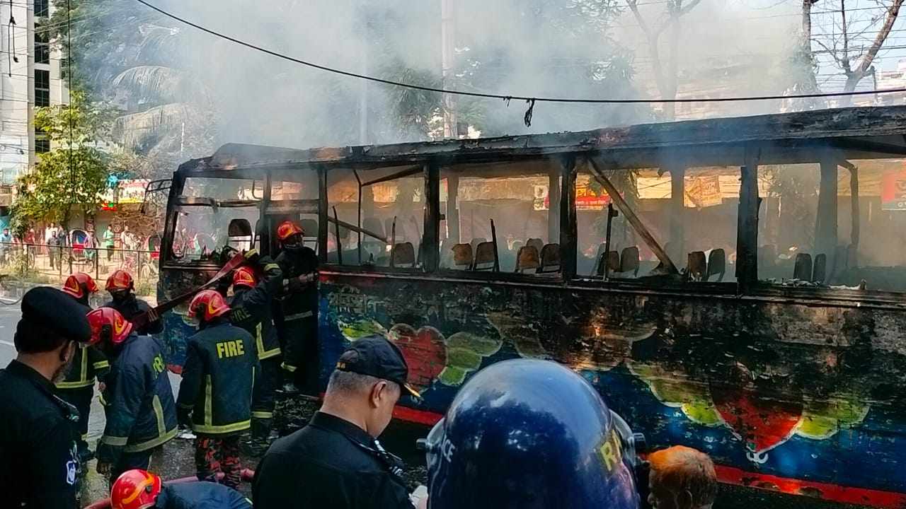মোহাম্মদপুর টাউন হলের কাছে বাসে আগুন