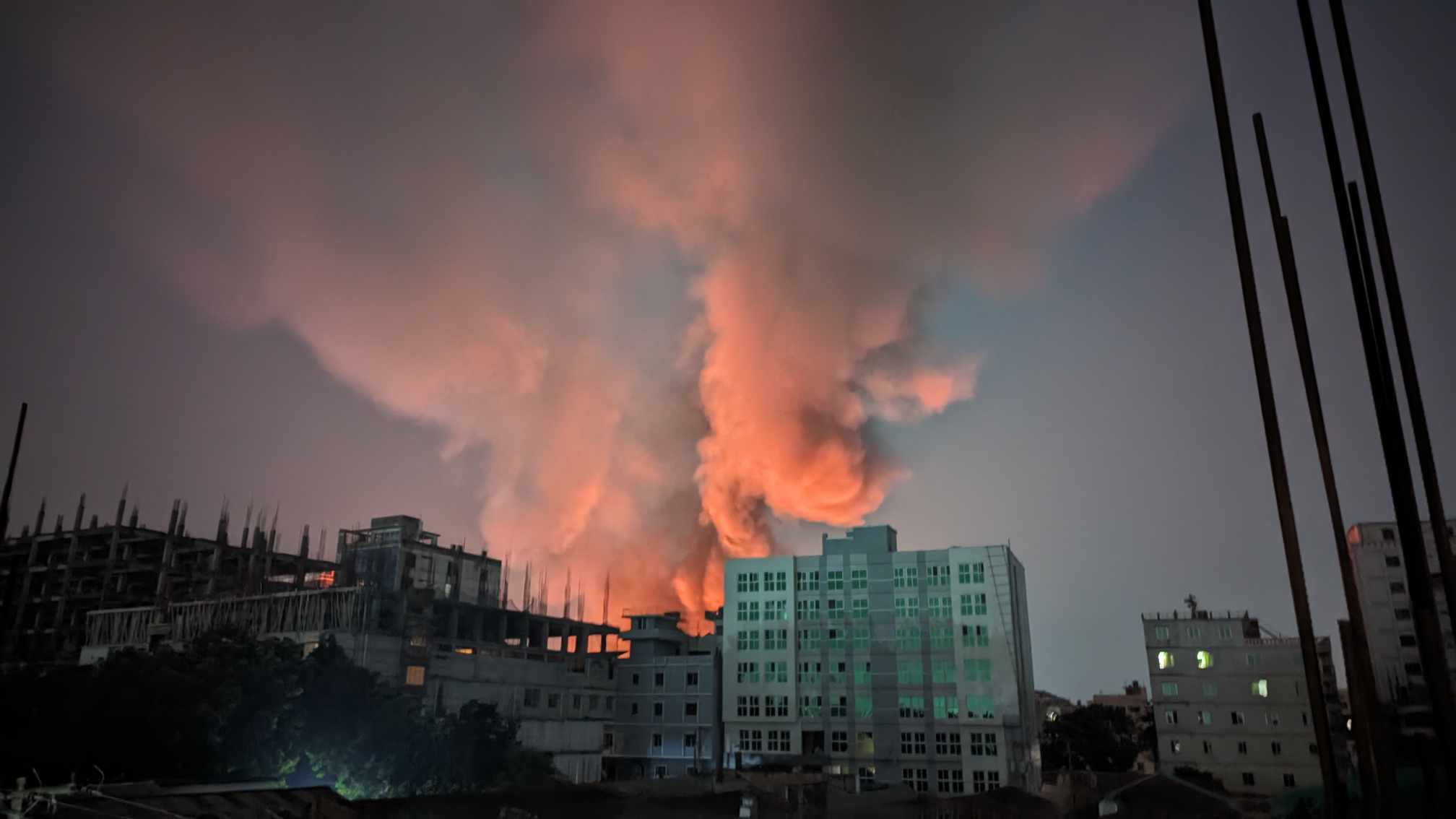 নরসিংদীর বাবুরহাটে আগুন, নিয়ন্ত্রণে ৫ ইউনিট