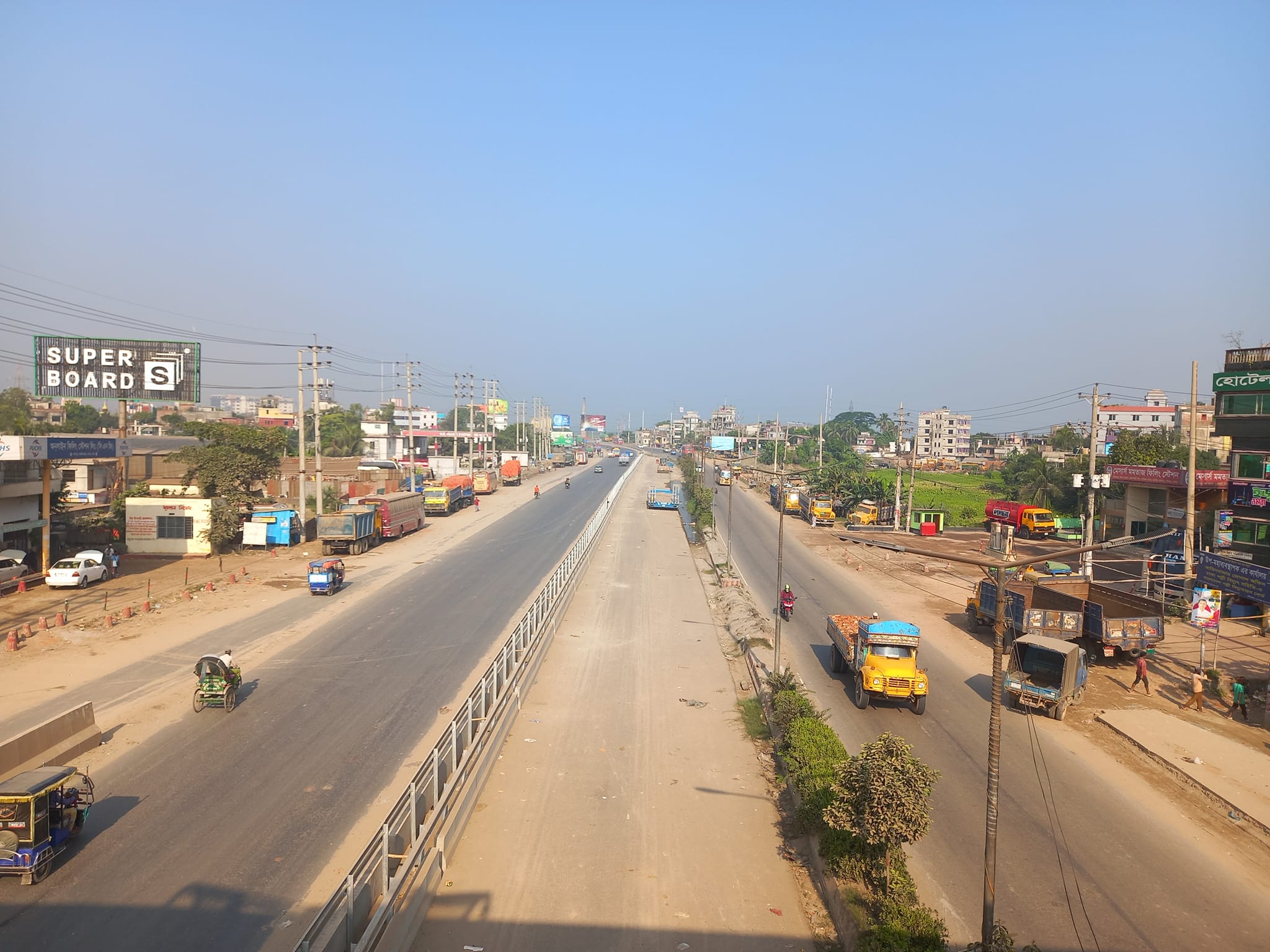 আমিনবাজারে কঠোর অবস্থানে পুলিশ, সড়কে গণপরিবহন কম
