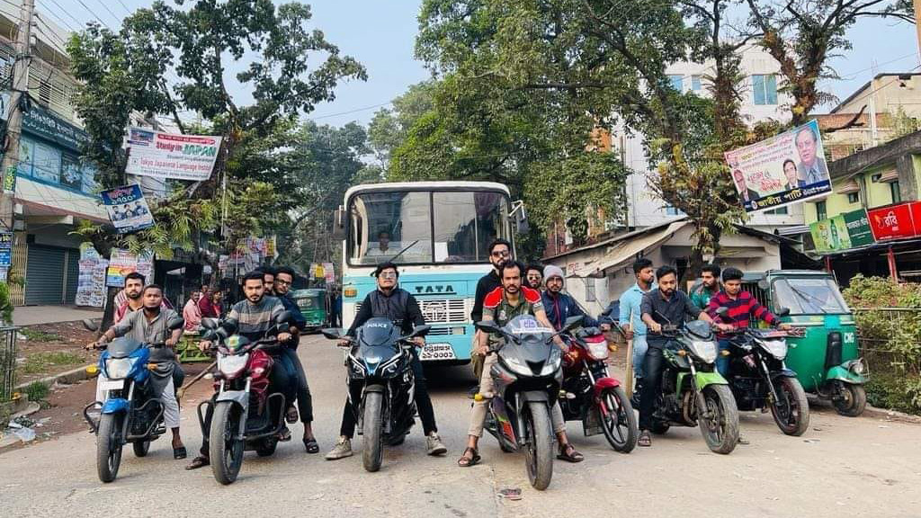চবি শিক্ষক-কর্মচারীদের বাসে ছাত্রলীগের ‘পাহারা’