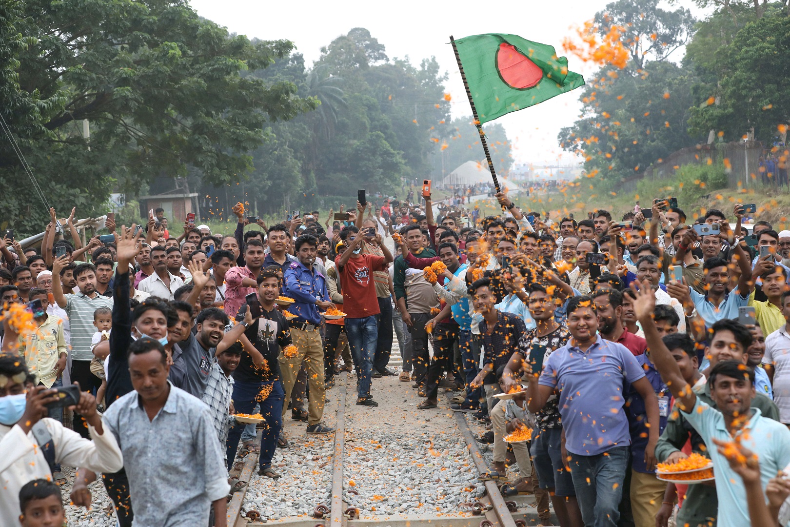 চট্টগ্রাম-কক্সবাজার রুটে প্রথম পরিদর্শন ট্রেন, মানুষের উচ্ছ্বাস