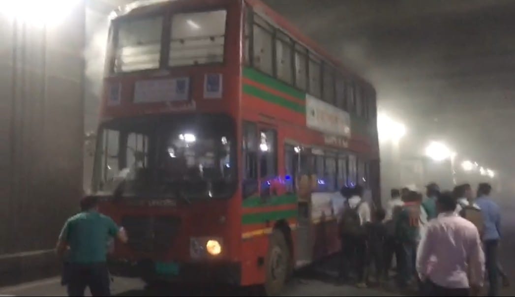 মিরপুরে ঢাকা বিশ্ববিদ্যালয়ের দোতলা বাসে আগুন