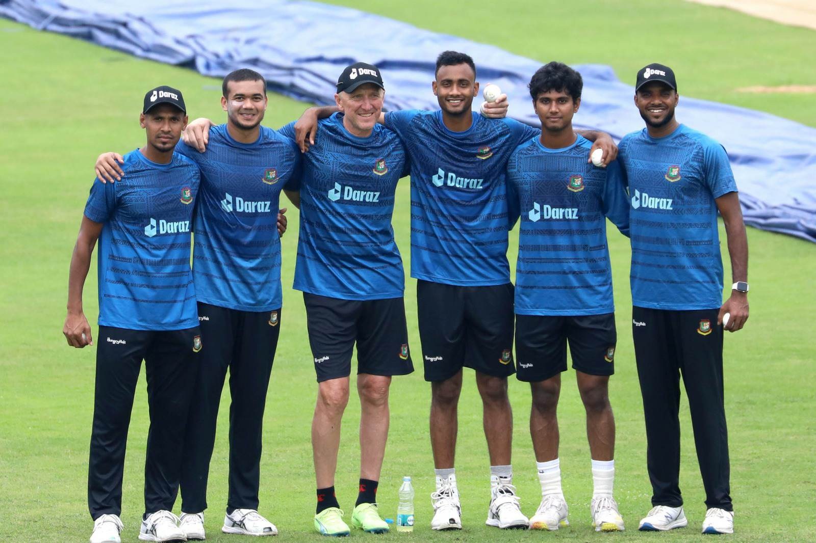 চার পেসারের ইঙ্গিত দিয়ে শান্ত বললেন, ‘পাঁচজনই প্রস্তুত’