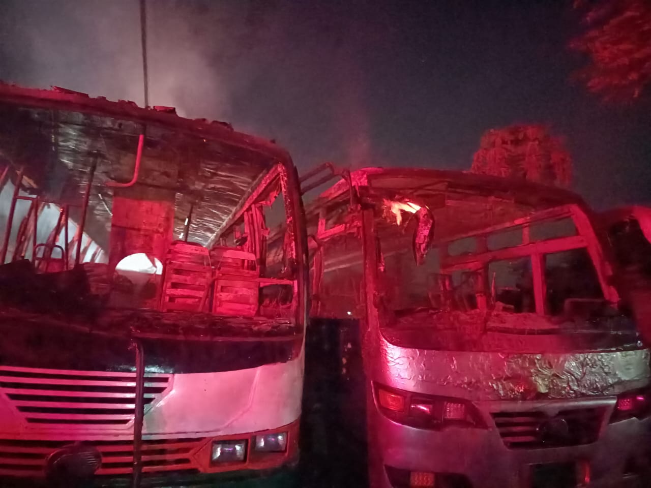 মিরপুরে মানারাত ইউনিভার্সিটির ২ বাসে আগুন