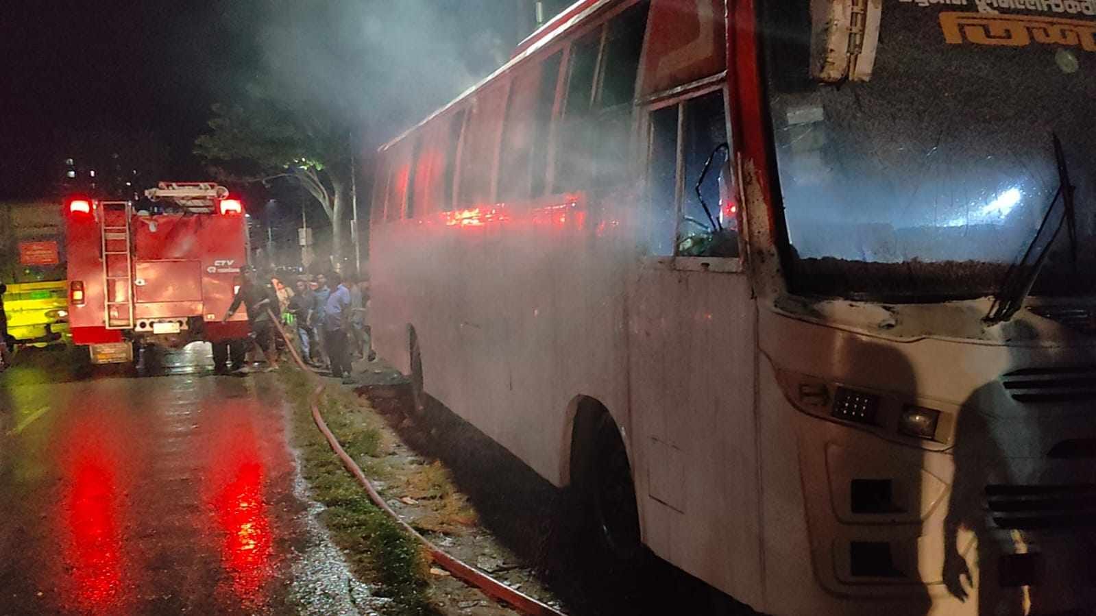 কুমিল্লায় রাস্তায় দাঁড়িয়ে থাকা বাসে আগুন