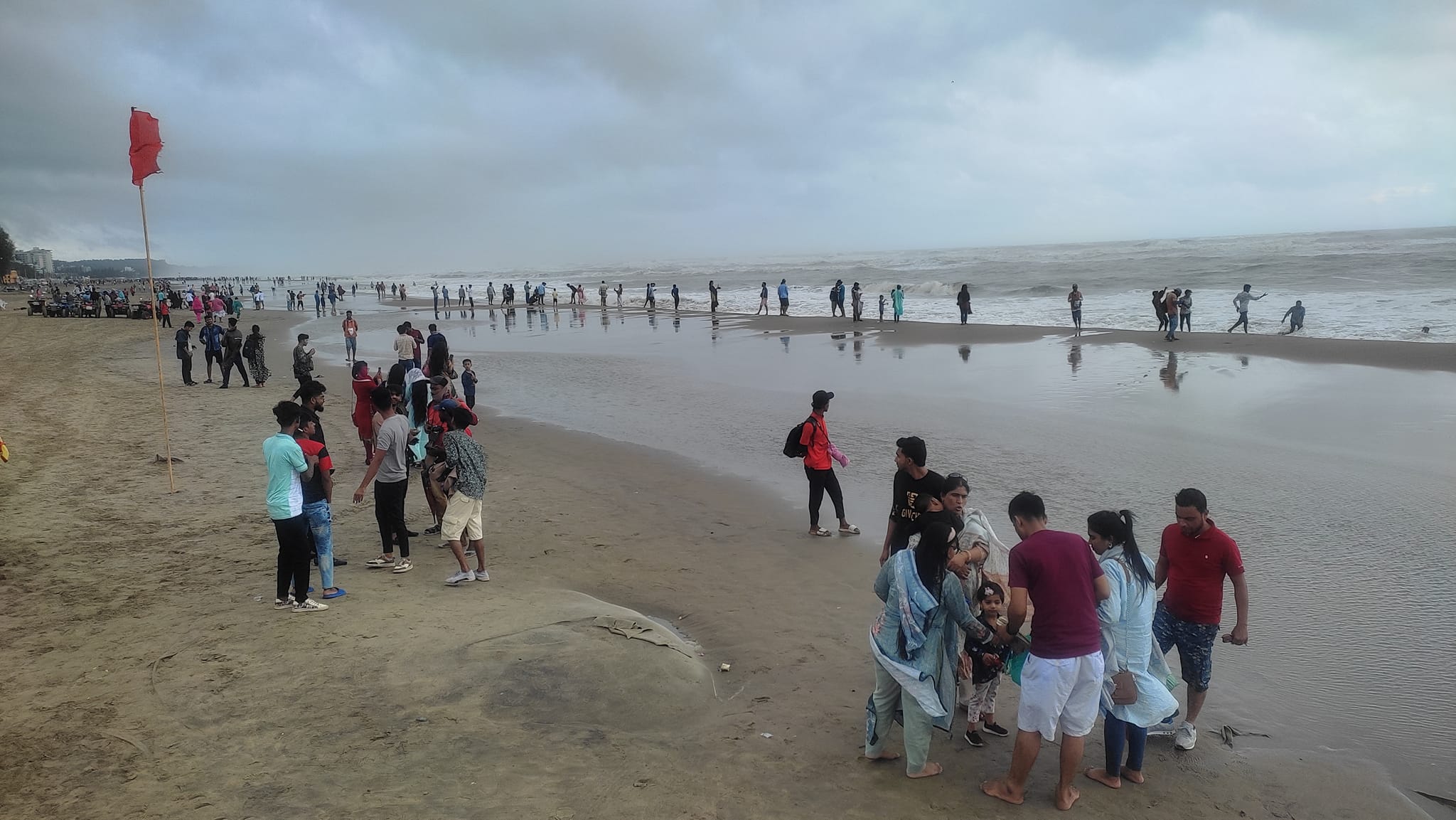 ৬ নম্বর বিপদ সংকেত সত্ত্বেও কক্সবাজার সৈকতে পর্যটকদের ভিড়