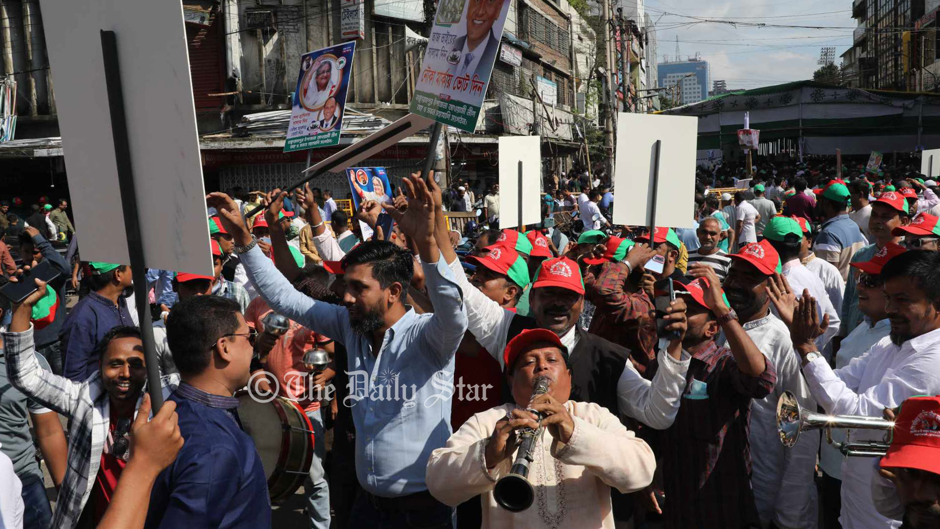 ২ ঘণ্টায় আওয়ামী লীগের ৩ শতাধিক মনোনয়ন ফরম বিক্রি