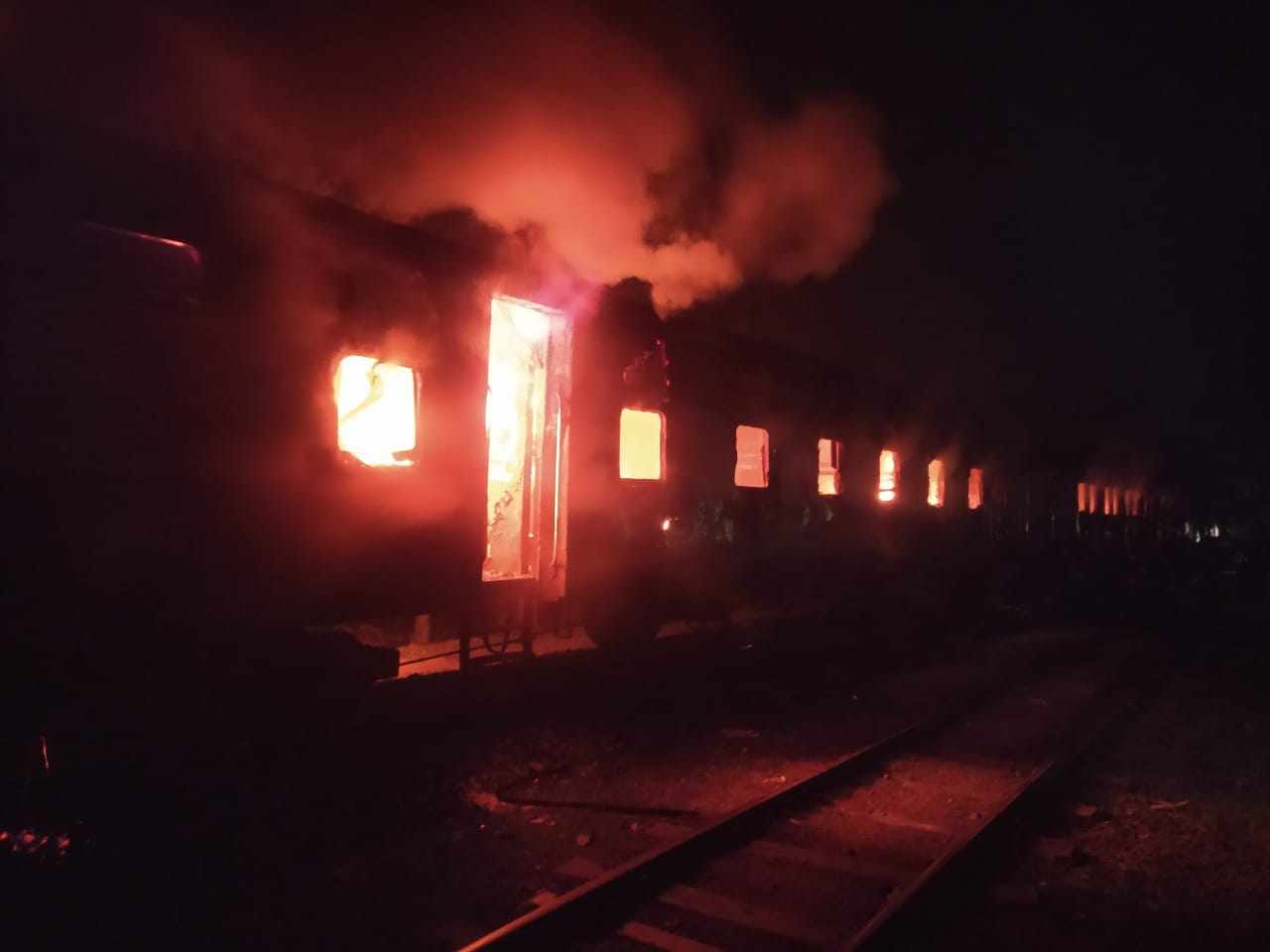 জামালপুরে চলন্ত অবস্থায় যমুনা এক্সপ্রেস ট্রেনের ৩ বগিতে আগুন