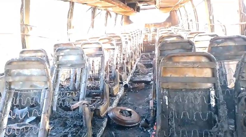 নাটোরে দাঁড়িয়ে থাকা বাসে আগুন