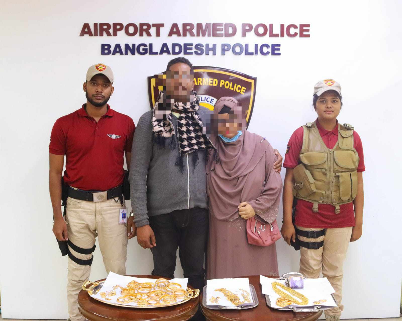 শাহজালালে দেড় কেজি স্বর্ণসহ স্বামী-স্ত্রী আটক