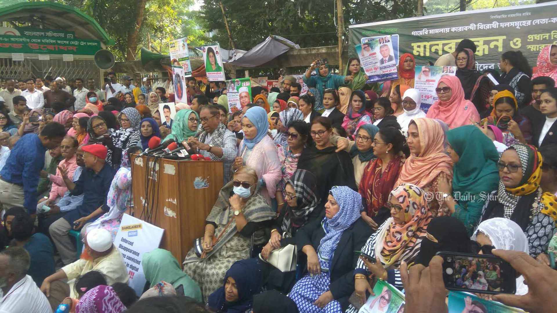 বিএনপি নেতাকর্মীদের মুক্তি দাবিতে পরিবারের মানববন্ধন