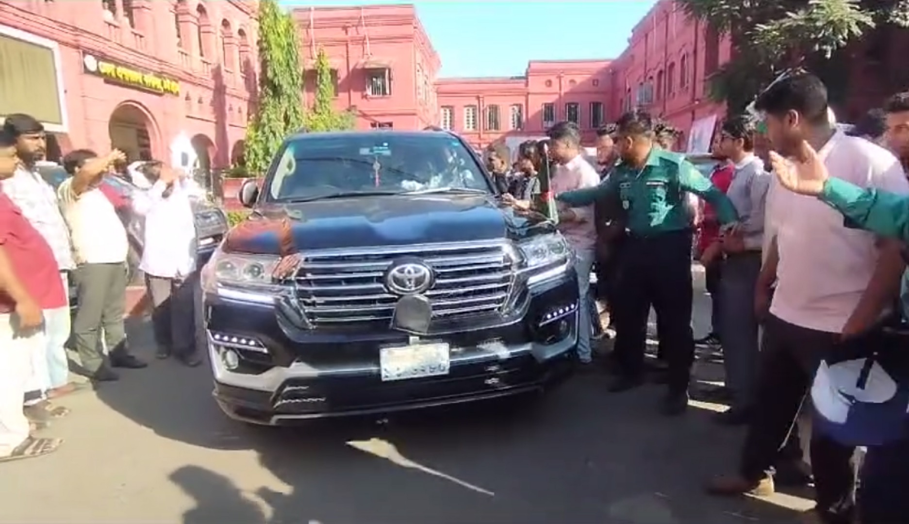 সরকারি প্রটোকল নিয়ে মনোনয়ন জমা দিলেন হুইপ সামশুল হক চৌধুরী