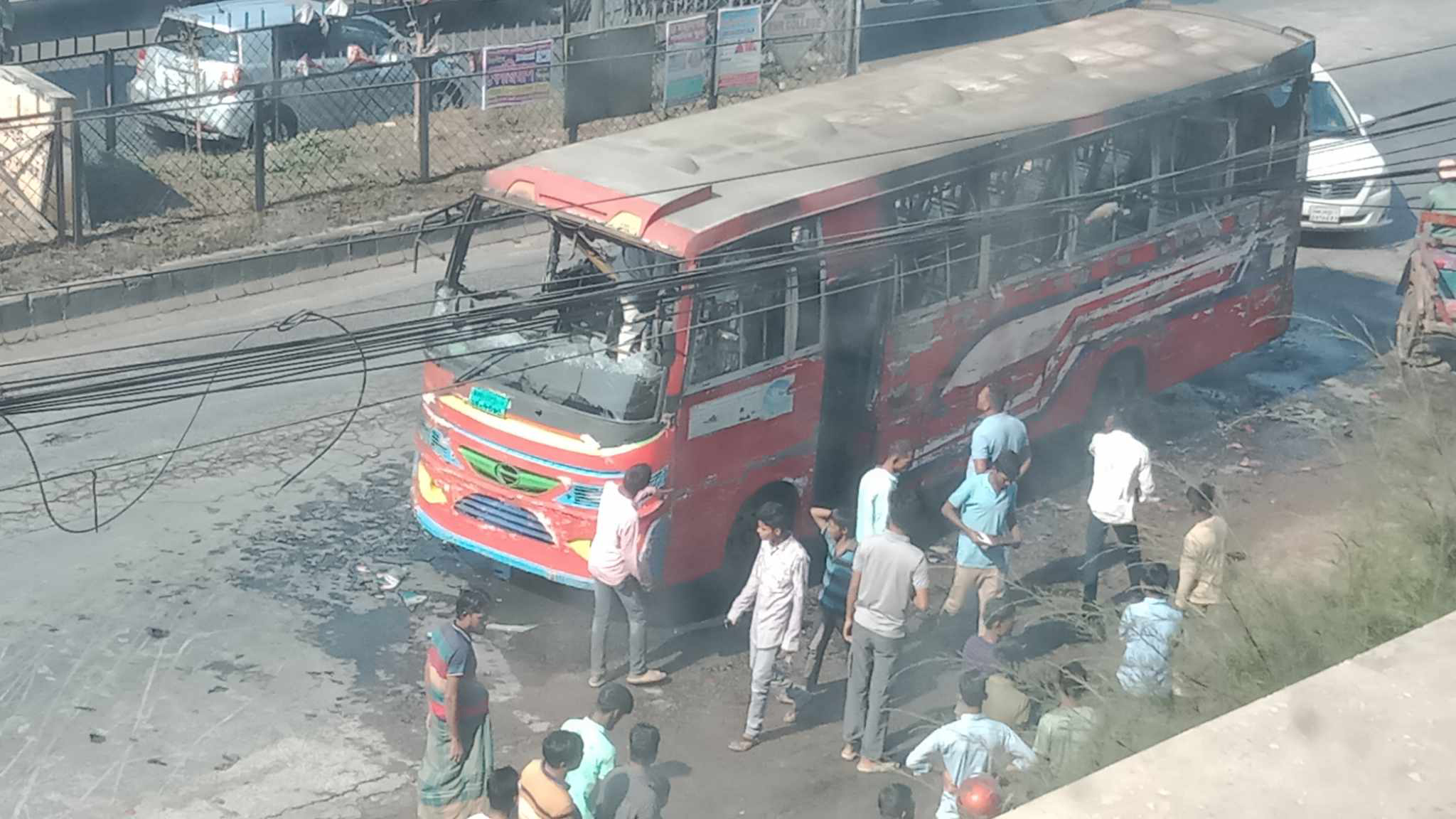 গাজীপুরে যাত্রীবাহী বাসে আগুন দিয়েছে দুর্বৃত্তরা