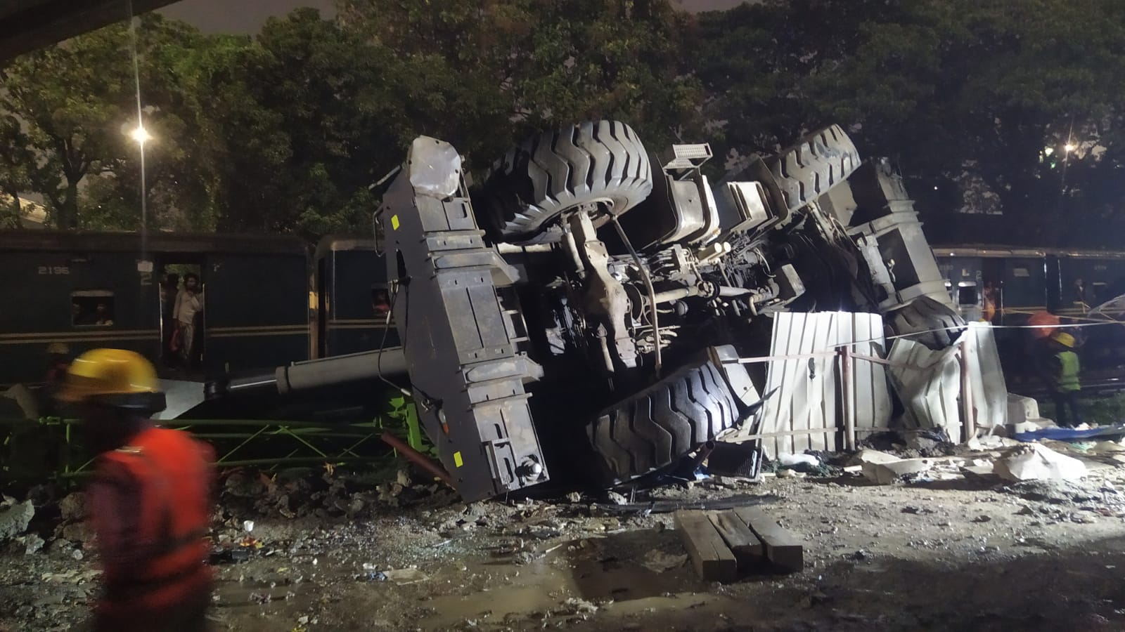 তেজগাঁওয়ে ক্রেনের সঙ্গে সংঘর্ষে ট্রেন লাইনচ্যুত