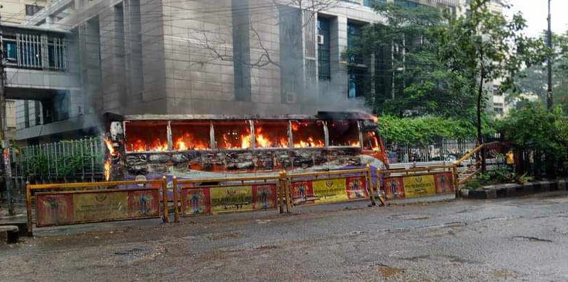 শাহবাগে যাত্রীবাহী বাসে আগুন