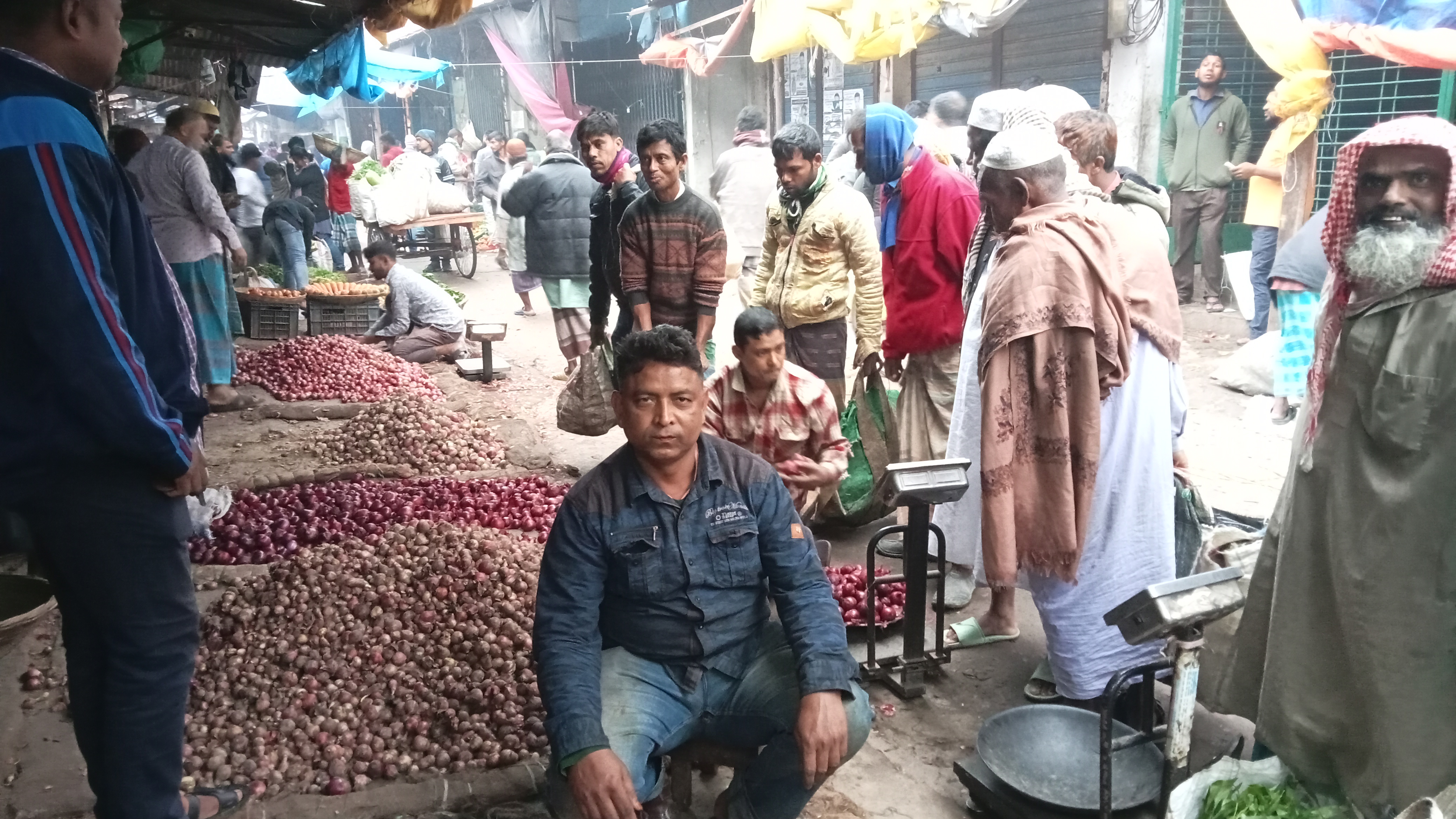 দিনাজপুর: ভারতের রপ্তানি নিষেধাজ্ঞায় কেজিতে পেঁয়াজের দাম বাড়ল ১০০ টাকা