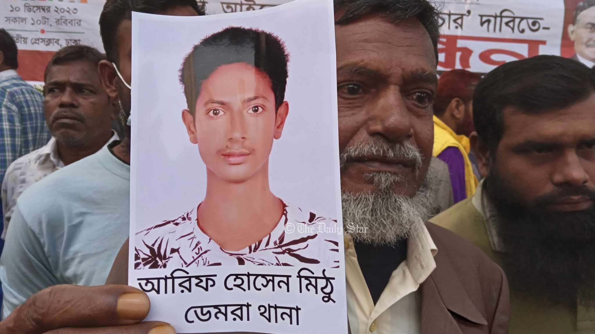 প্রেসক্লাবের সামনে মানববন্ধন: জড়ো হচ্ছেন বিএনপি কর্মী ও স্বজনেরা