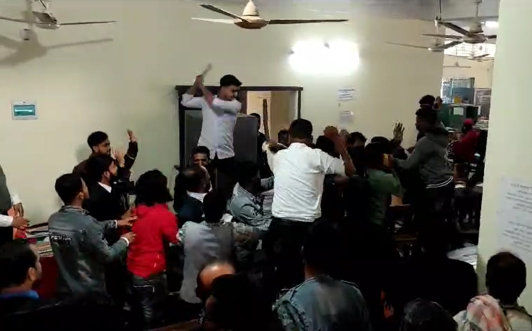 নাটোরে বিচারপ্রার্থীকে পেটালেন আইনজীবীরা